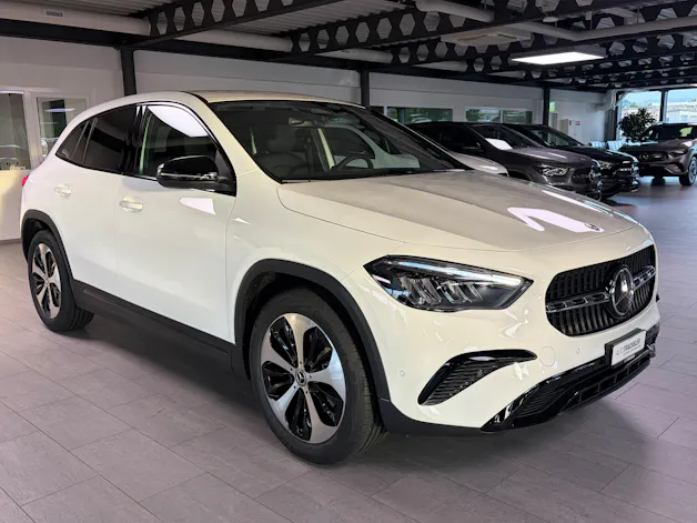 MERCEDES-BENZ GLA 200 Night Star 7G-DCT