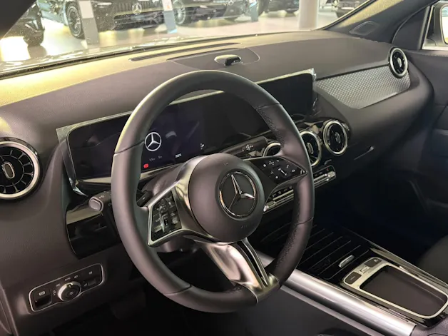 MERCEDES-BENZ GLA 200 Night Star 7G-DCT
