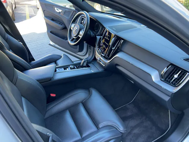 VOLVO XC60 B6 Benzin Mild Hybrid AWD R-Design Geartronic