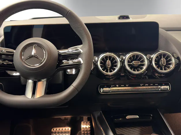 MERCEDES-BENZ GLA 200 Night Star 7G-DCT