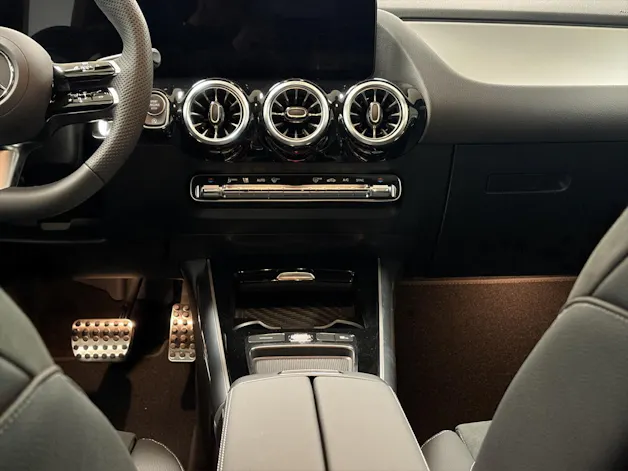 MERCEDES-BENZ GLA 200 Night Star 7G-DCT