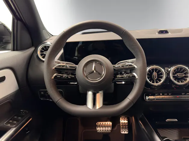 MERCEDES-BENZ GLA 200 Night Star 7G-DCT