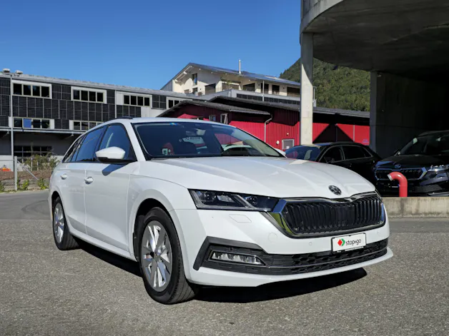 SKODA Octavia Combi 2.0 TDI DSG Style *8-fach bereift+frisch ab MFK*