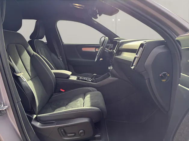 VOLVO XC40 2.0 B3 MH Plus Dark