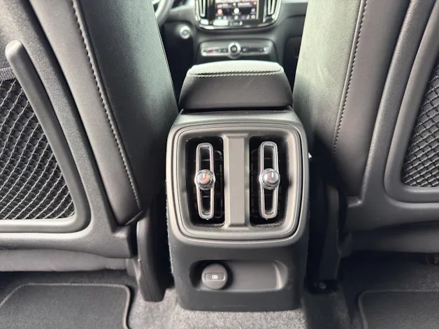 VOLVO XC40 2.0 B3 MH Plus Dark