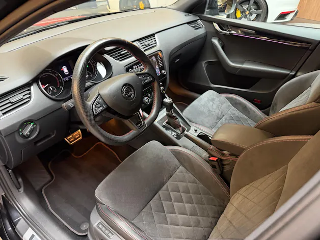 SKODA Octavia Combi 2.0 TSI 245 RS DSG