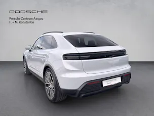 PORSCHE Macan 4