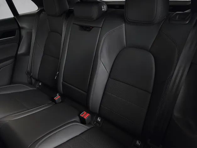 PORSCHE Macan 4