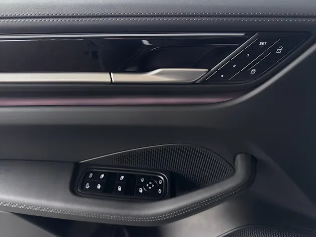 PORSCHE Macan 4