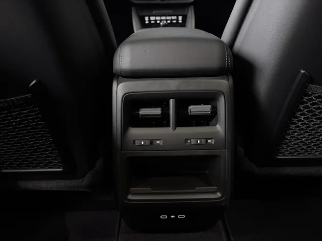 PORSCHE Macan 4