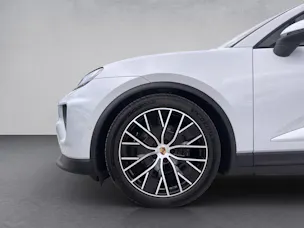 PORSCHE Macan 4