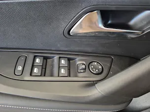 PEUGEOT 2008 1.2 Hybrid 145 Allure Premium