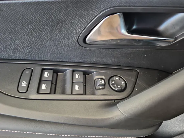 PEUGEOT 2008 1.2 Hybrid 145 Allure Premium