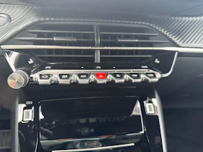 Fahrzeugbild PEUGEOT 2008 1.2 Hybrid 145 Allure Premium