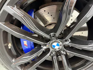 BMW X5M Edition Black Fire Steptronic / Akrapovic Abgasanlage / H&R Federn / 360° Kamera / Panoramadach / H&K Soundsystem
