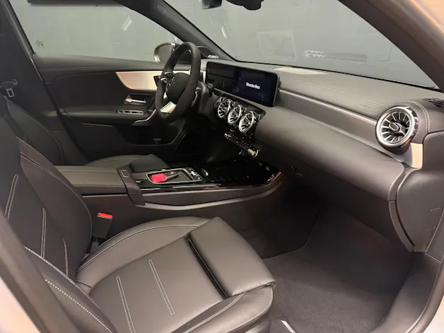 MERCEDES-BENZ A 220 4M - AMG / DISTRONIC / 360 Grad Kamera / Leder-Paket / Winter-Paket / Night-Paket