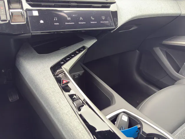 PEUGEOT 5008 MHEV Allure Premium e-DSC6