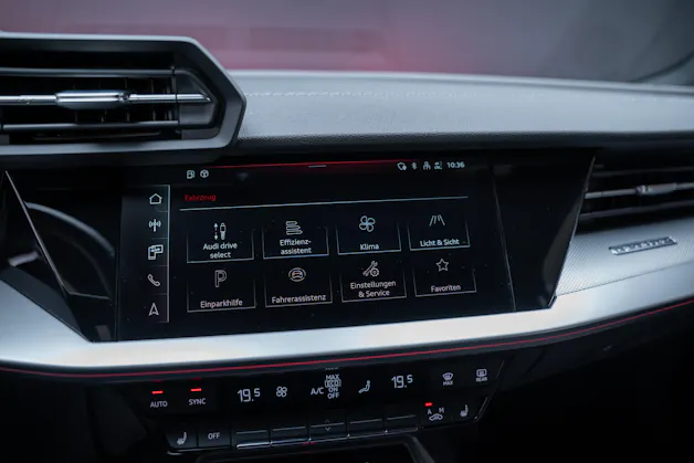 AUDI S3 Limousine 2.0 TFSI quattro S-Tronic / Rückfahrkamera / Ambientebeleuchtung / Tempomat