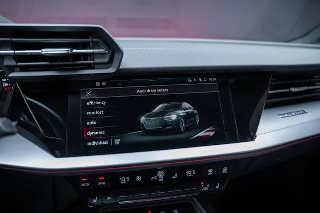 AUDI S3 Limousine 2.0 TFSI quattro S-Tronic / Rückfahrkamera / Ambientebeleuchtung / Tempomat