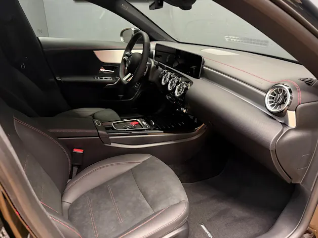 MERCEDES-BENZ CLA 200 - AMG / DISTRONIC / 360 Grad Kamera / AHK / Spiegel-Paket