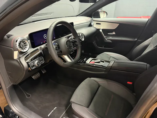 MERCEDES-BENZ CLA 200 - AMG / DISTRONIC / 360 Grad Kamera / AHK / Spiegel-Paket