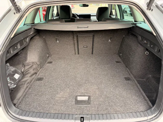 SKODA Octavia Combi 1.5 TSI mHEV 150 PS Selection ***ANHÄNGERKUPPLUNG SCHWENKBAR***