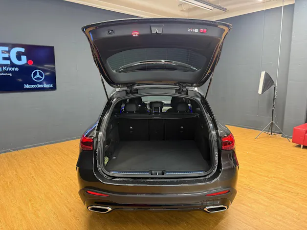 MERCEDES-BENZ GLC 300 d 4M - AMG / DISTRONIC / 360 Grad Kamera