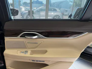 BMW 750i xDrive Steptronic | CH | Leder Beige | Night Vision | FOND Entertain | TV | PURE EXCELLENCE | Standheiz. |