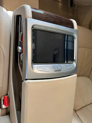 BMW 750i xDrive Steptronic | CH | Leder Beige | Night Vision | FOND Entertain | TV | PURE EXCELLENCE | Standheiz. |