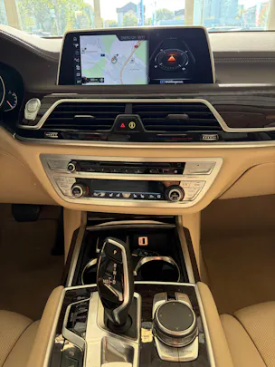 BMW 750i xDrive Steptronic | CH | Leder Beige | Night Vision | FOND Entertain | TV | PURE EXCELLENCE | Standheiz. |