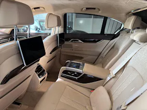 BMW 750i xDrive Steptronic | CH | Leder Beige | Night Vision | FOND Entertain | TV | PURE EXCELLENCE | Standheiz. |