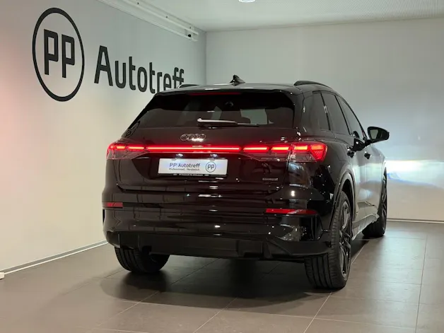 AUDI Q4 e-tron SUV quattro performance Attraction