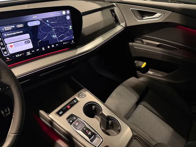 AUDI Q4 e-tron SUV quattro performance Attraction