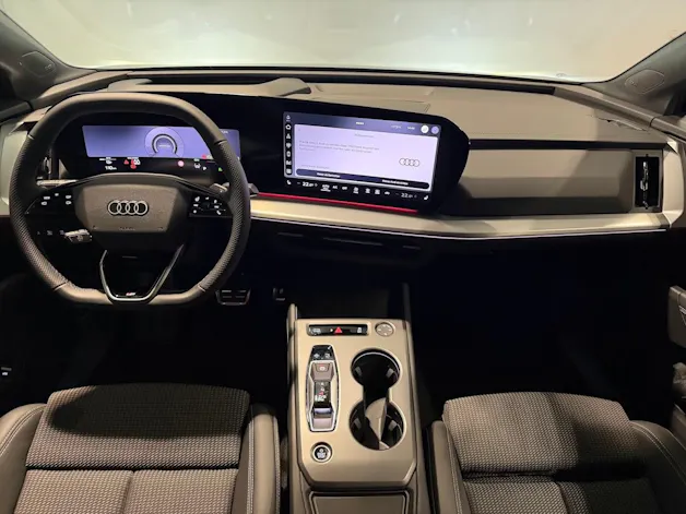 AUDI Q4 e-tron SUV quattro performance Attraction
