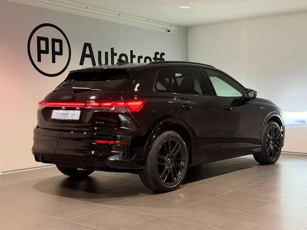 AUDI Q4 e-tron SUV quattro performance Attraction