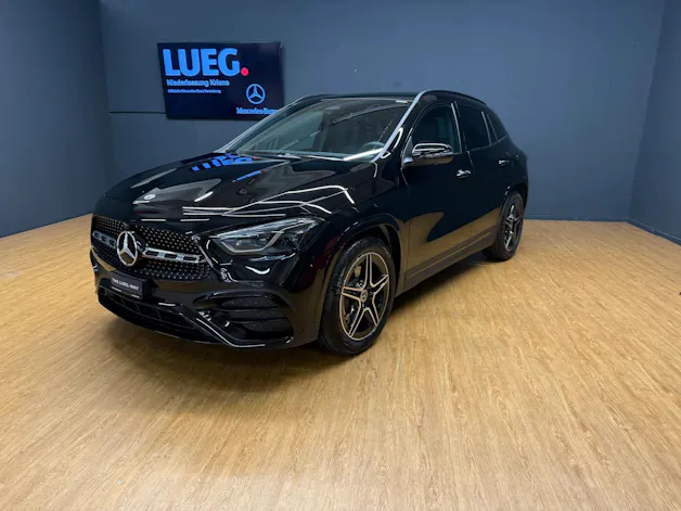 MERCEDES-BENZ GLA 200 - AMG / DISTRONIC / 360 Grad Kamera / AHK / Sitzmemory