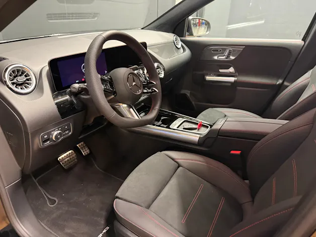 MERCEDES-BENZ GLA 200 - AMG / DISTRONIC / 360 Grad Kamera / AHK / Sitzmemory