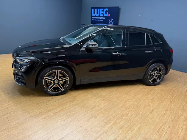 MERCEDES-BENZ GLA 200 - AMG / DISTRONIC / 360 Grad Kamera / AHK / Sitzmemory