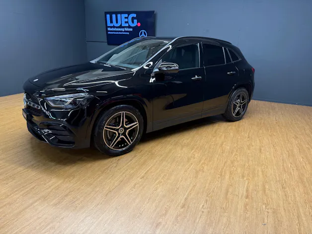 MERCEDES-BENZ GLA 200 - AMG / DISTRONIC / 360 Grad Kamera / AHK / Sitzmemory