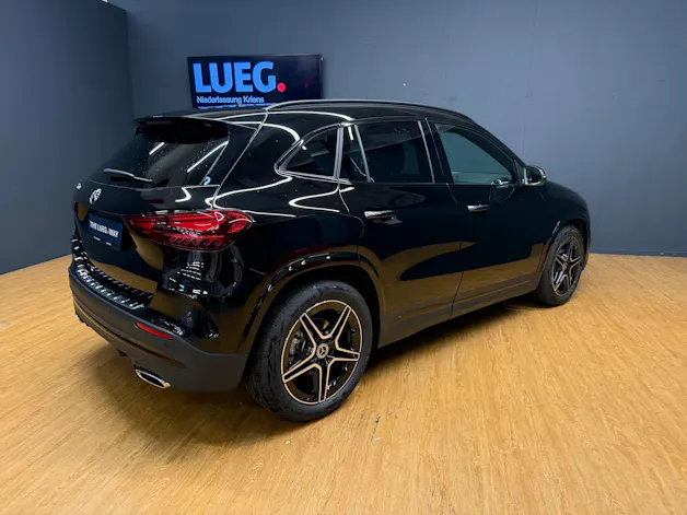 MERCEDES-BENZ GLA 200 - AMG / DISTRONIC / 360 Grad Kamera / AHK / Sitzmemory