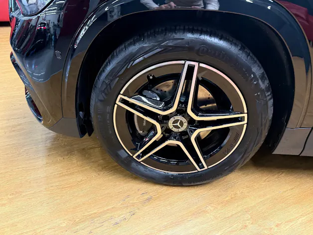 MERCEDES-BENZ GLA 200 - AMG / DISTRONIC / 360 Grad Kamera / AHK / Sitzmemory