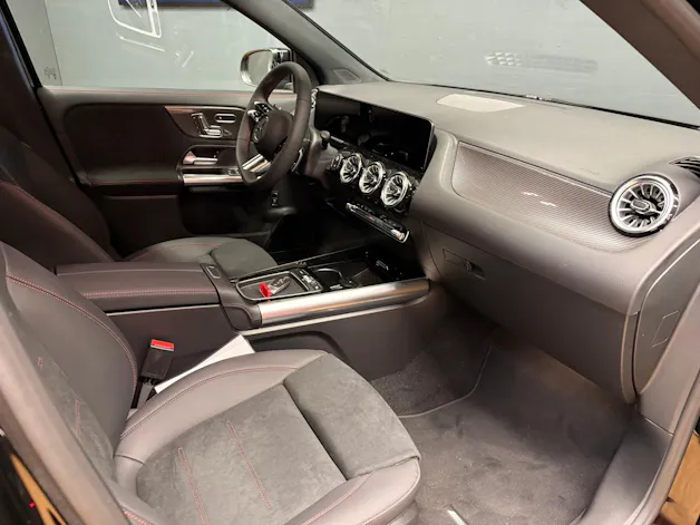 MERCEDES-BENZ GLA 200 - AMG / DISTRONIC / 360 Grad Kamera / AHK / Sitzmemory