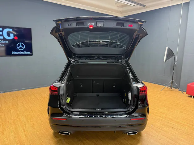 MERCEDES-BENZ GLA 200 - AMG / DISTRONIC / 360 Grad Kamera / AHK / Sitzmemory