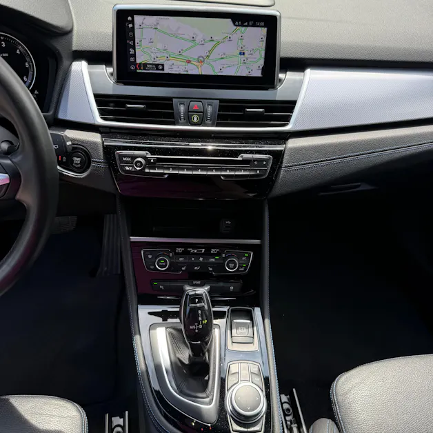 BMW 220d xDrive Active Tourer Steptronic M Sport *LEDER-SITZE - PANORAMA-DACH*