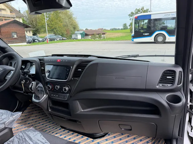 IVECO Daily 35S16BA8 Brücke mit Verdeck und Hebebühne