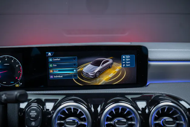 MERCEDES-BENZ CLA 200 AMG Line / Rückfahrkamera / Ambientebeleuchtung / Sitzheizung