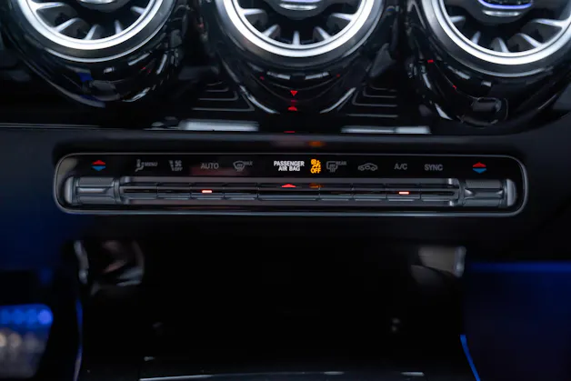 MERCEDES-BENZ CLA 200 AMG Line / Rückfahrkamera / Ambientebeleuchtung / Sitzheizung