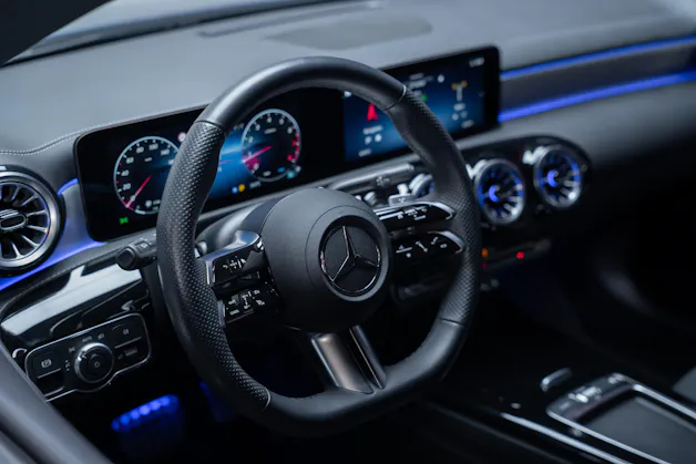 MERCEDES-BENZ CLA 200 AMG Line / Rückfahrkamera / Ambientebeleuchtung / Sitzheizung