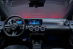MERCEDES-BENZ CLA 200 AMG Line / Rückfahrkamera / Ambientebeleuchtung / Sitzheizung