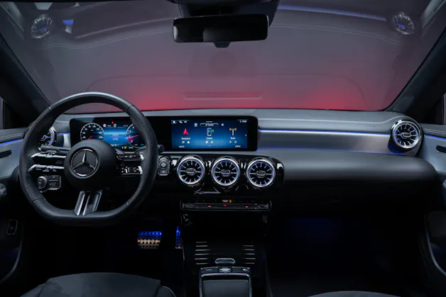 MERCEDES-BENZ CLA 200 AMG Line / Rückfahrkamera / Ambientebeleuchtung / Sitzheizung